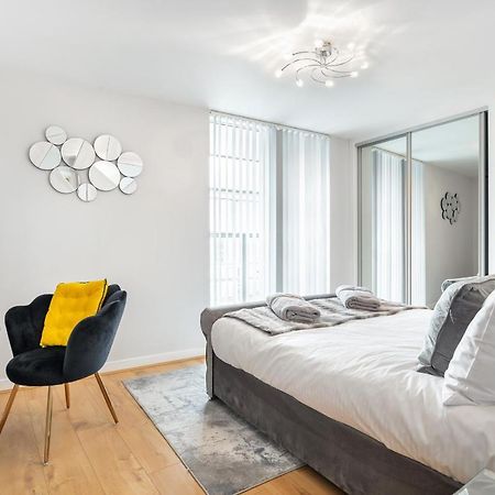 Stunning Apartment With Underground Parking! London Exterior photo