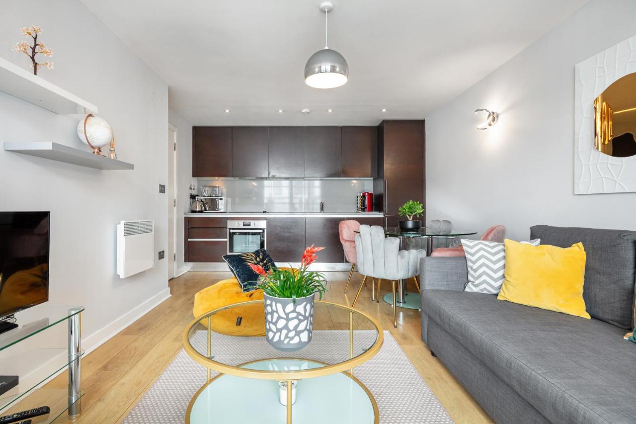 Stunning Apartment With Underground Parking! London Exterior photo