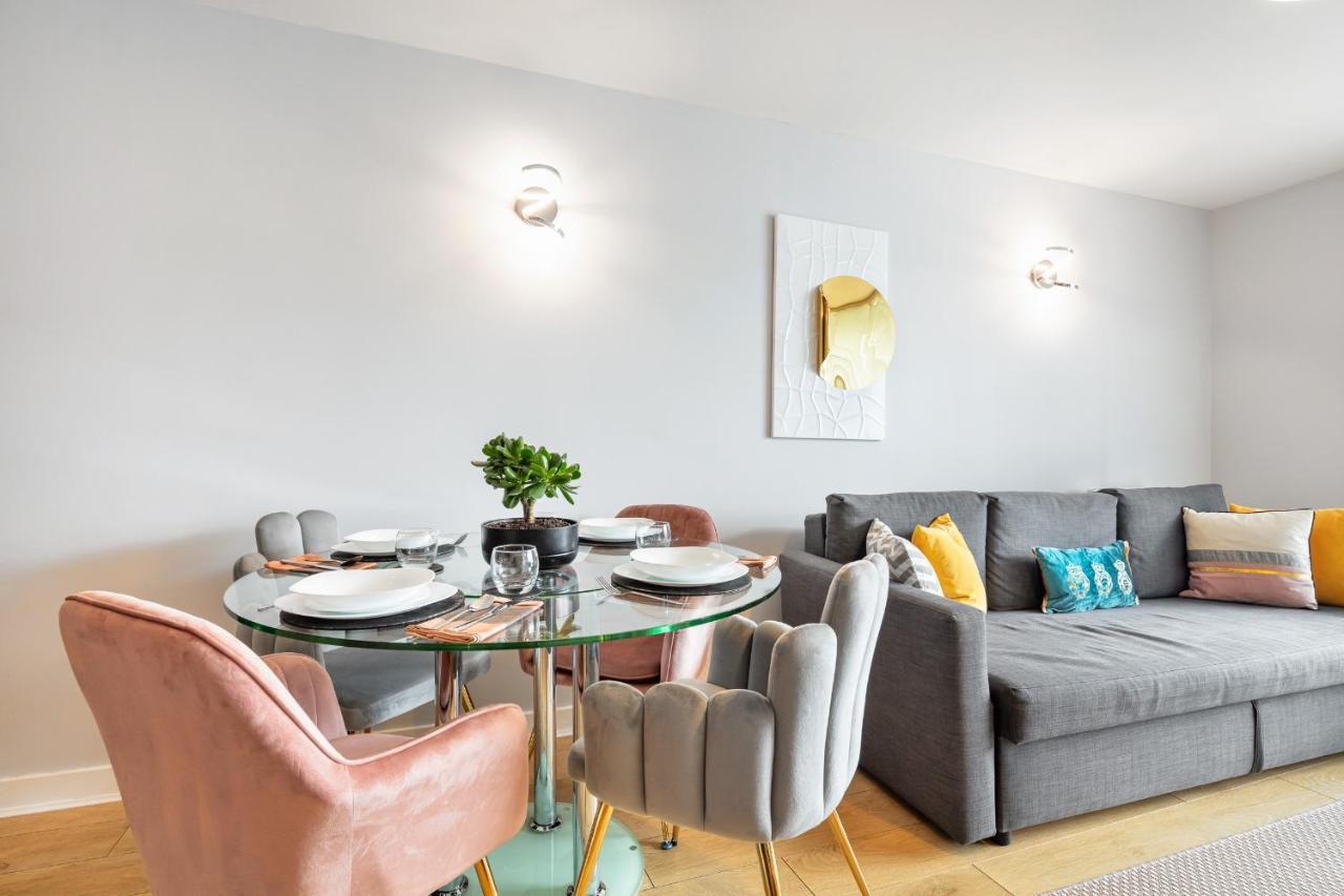 Stunning Apartment With Underground Parking! London Exterior photo