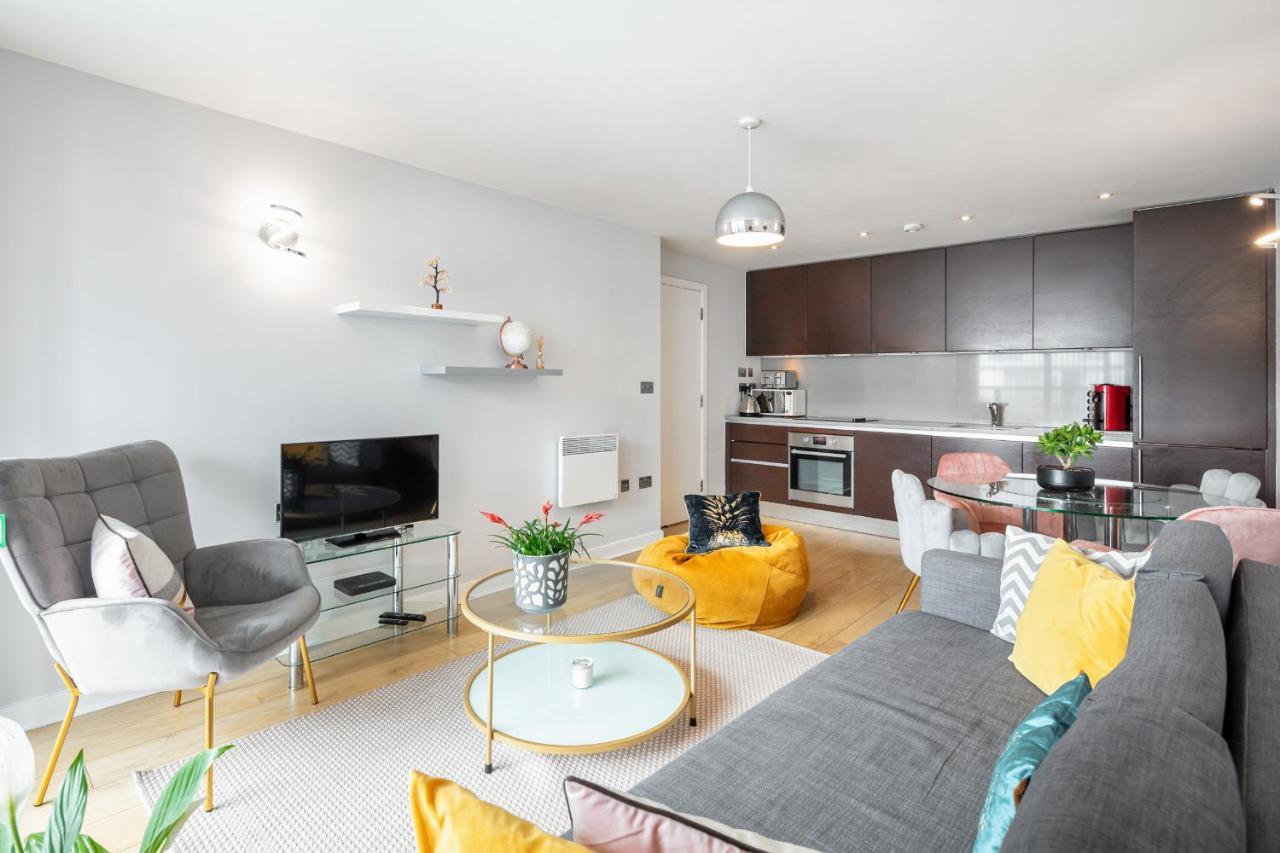 Stunning Apartment With Underground Parking! London Exterior photo