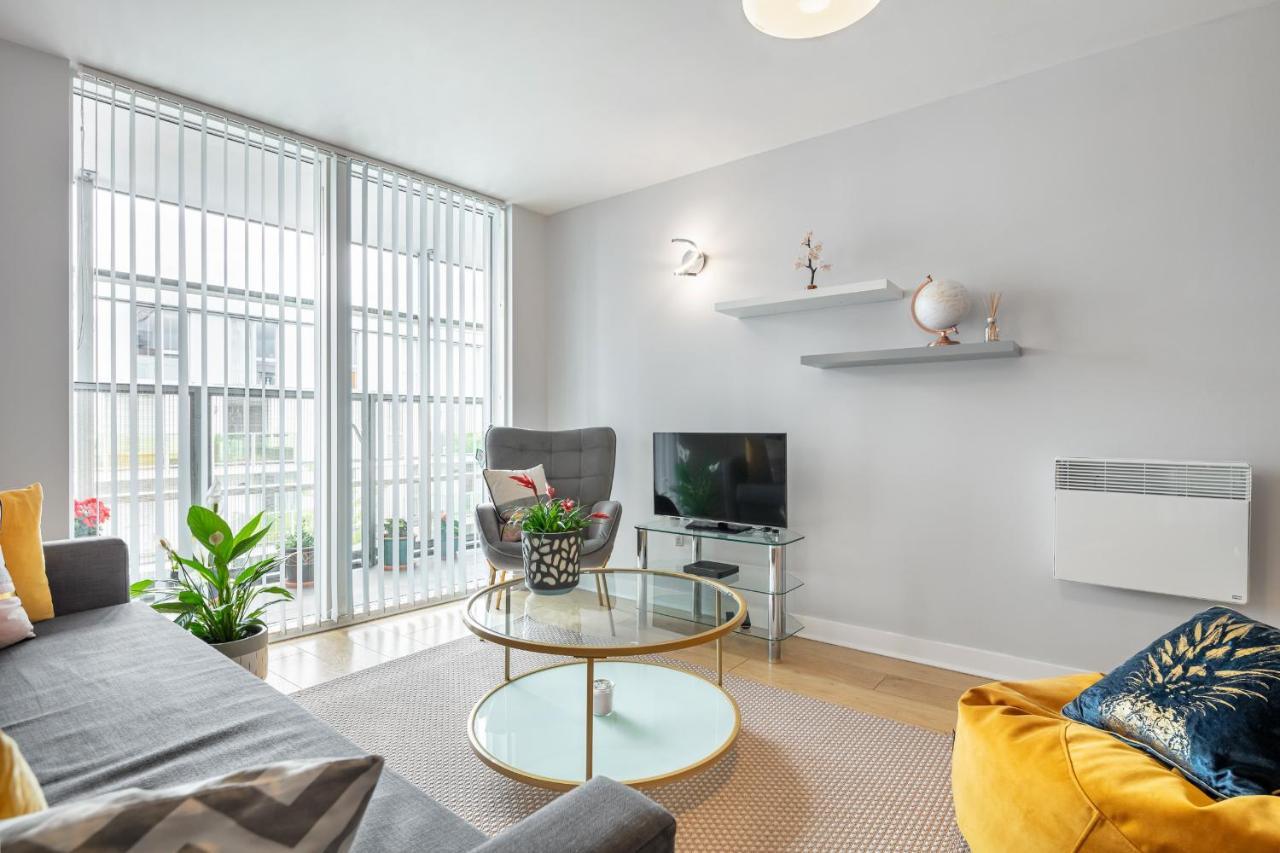 Stunning Apartment With Underground Parking! London Exterior photo