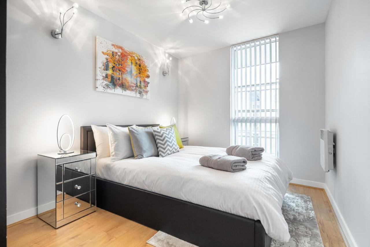 Stunning Apartment With Underground Parking! London Exterior photo