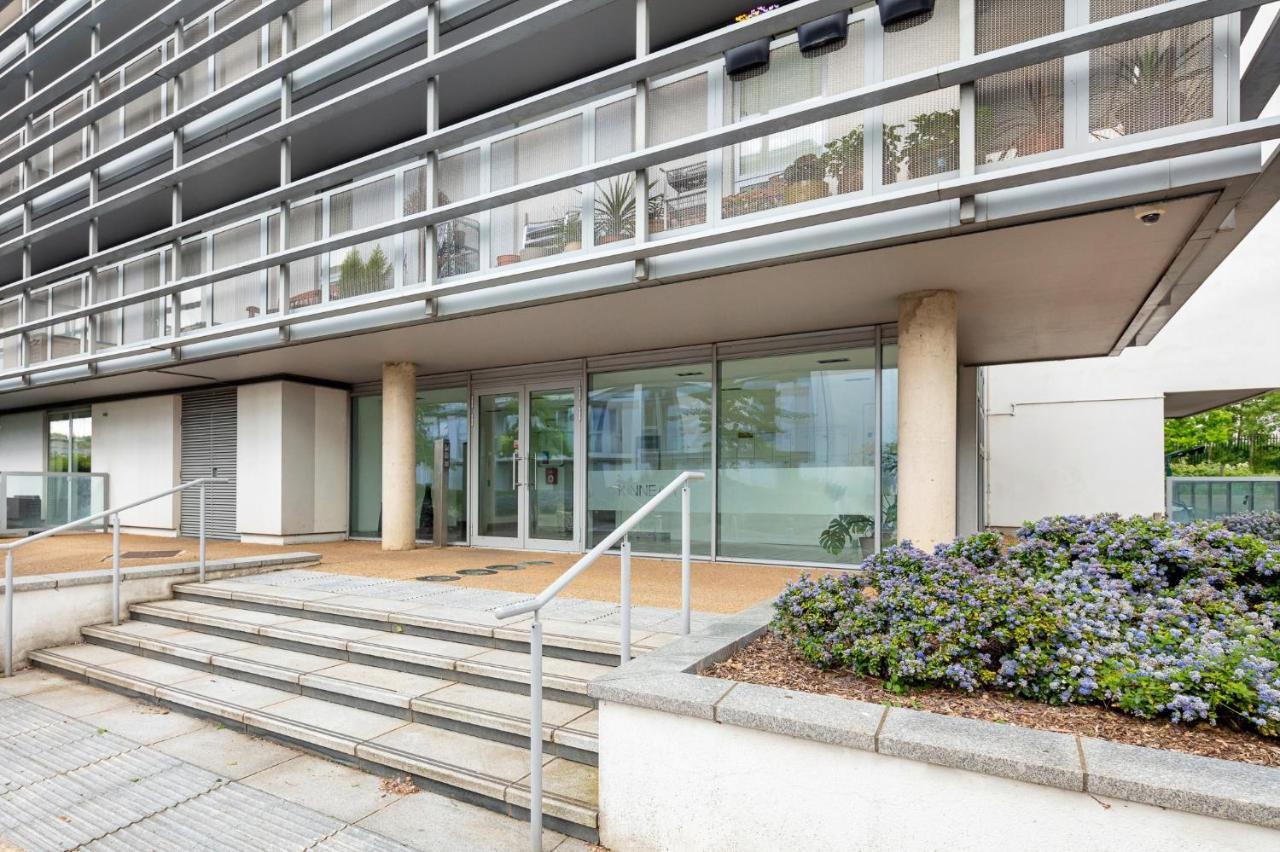 Stunning Apartment With Underground Parking! London Exterior photo