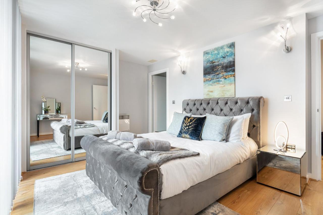 Stunning Apartment With Underground Parking! London Exterior photo