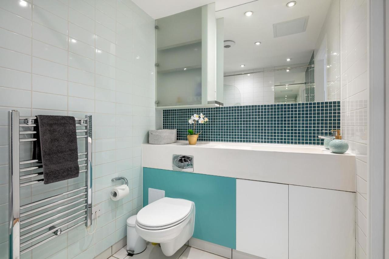 Stunning Apartment With Underground Parking! London Exterior photo