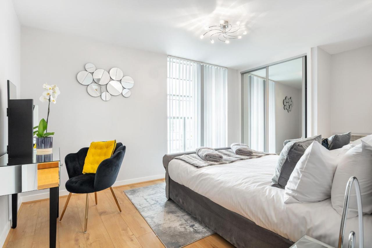 Stunning Apartment With Underground Parking! London Exterior photo