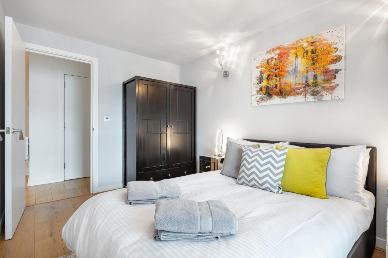 Stunning Apartment With Underground Parking! London Exterior photo