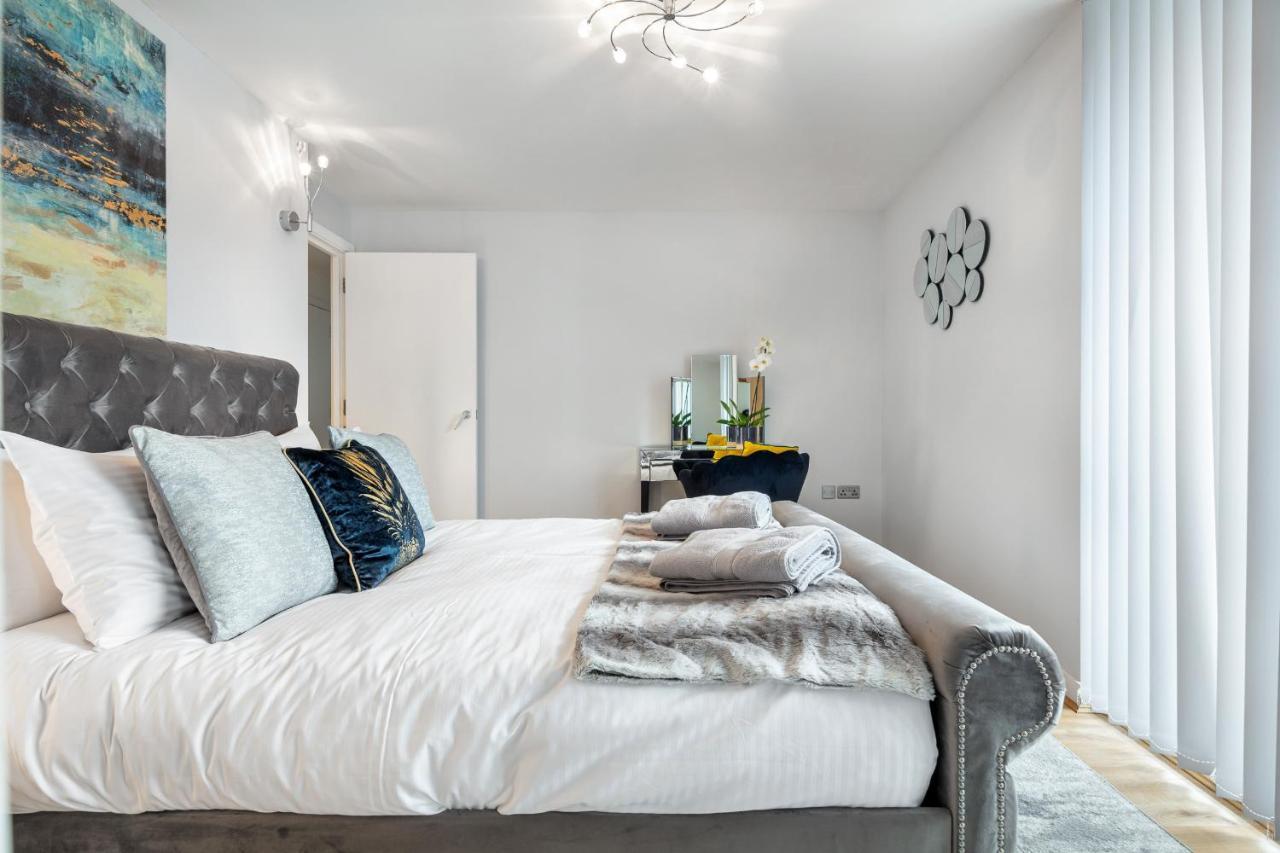 Stunning Apartment With Underground Parking! London Exterior photo