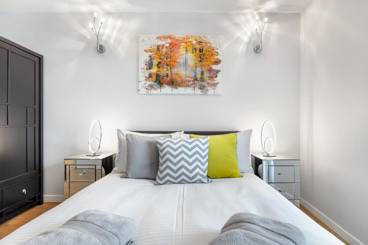 Stunning Apartment With Underground Parking! London Exterior photo