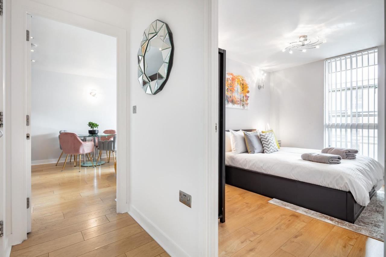 Stunning Apartment With Underground Parking! London Exterior photo