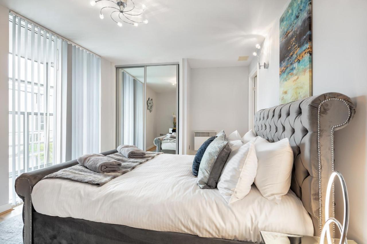 Stunning Apartment With Underground Parking! London Exterior photo