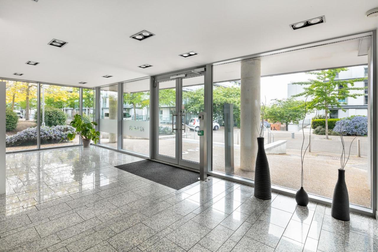 Stunning Apartment With Underground Parking! London Exterior photo